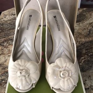 NWT Naturalizer nude peep toe heels